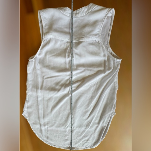 ❤️ Aritzia Talula sleeveless boyfriend button down utility shirt with pockets - Picture 3 of 6